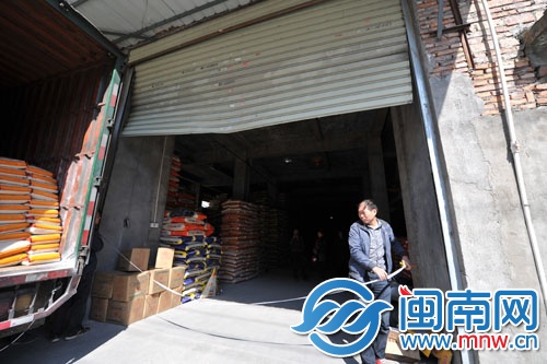 粮油店卷帘门被撞凹
