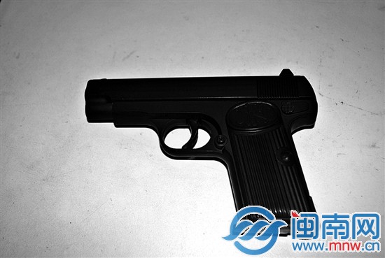 刘某东所持仿真枪
