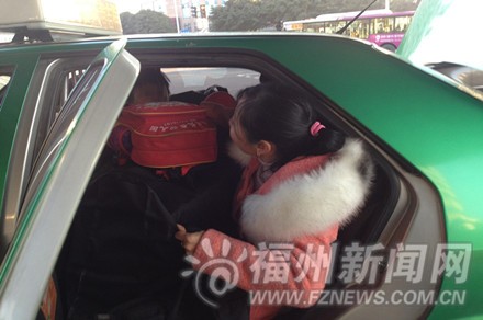 福州一出租车挤入5乘客