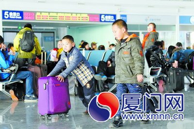 厦门北站候车厅的小旅客
