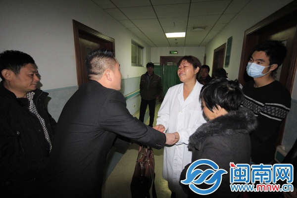 不少爱心人士到医院看黄秋虹，并送上爱心款