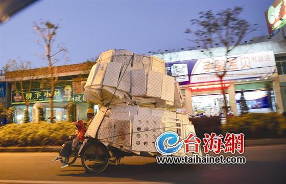 龙海一改装三轮车严重超载