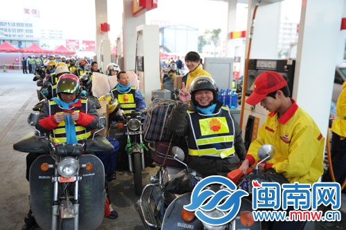 铁骑返乡外来工在加油站排队免费加油