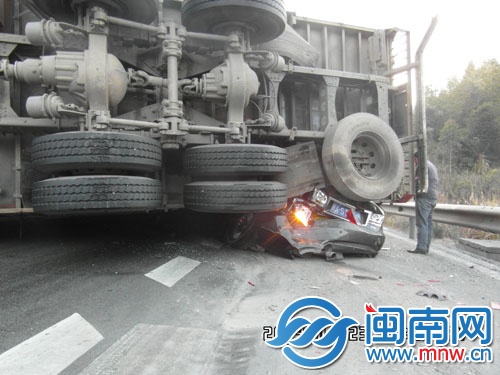 侧翻的货车压住了轿车
