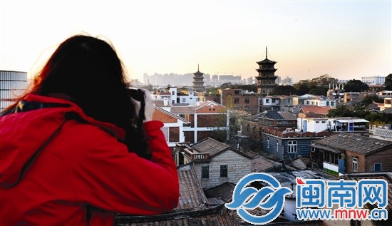 杨小姐下班后特地来拍西街