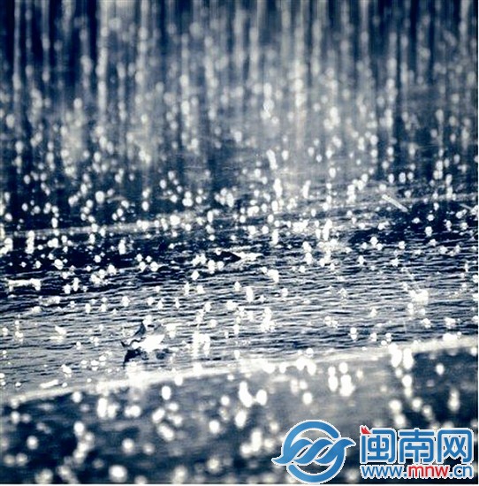 断线的雨水大珠小珠落玉盘