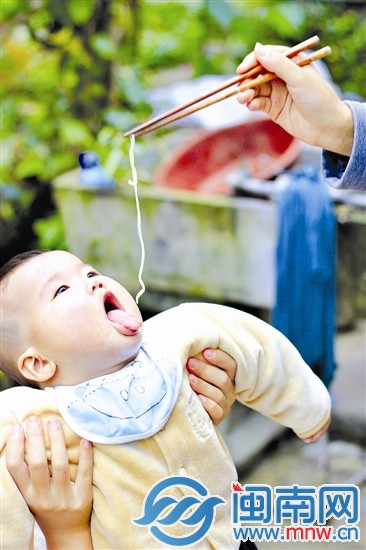 孩子迫不及待地要吃面