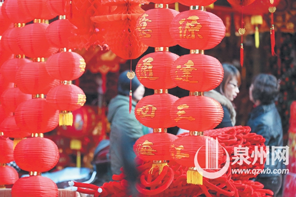 春联灯笼依旧热销