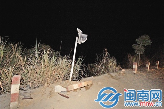 小车撞断两根防护水泥柱,掉落江岸