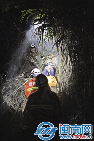 固定在担架上的伤者被拉离崖底