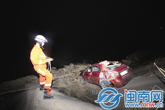 小车斜靠在石头上,再往前就是九龙江水