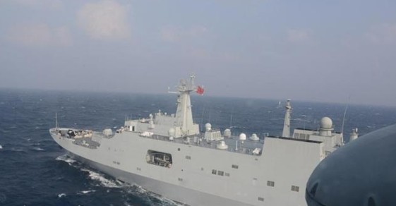 中国海军南下遭遇大批可疑目标