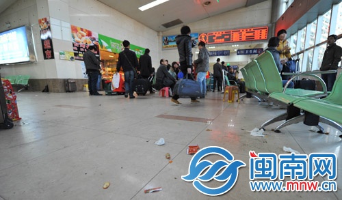 客运中心站二楼等候大厅内，纸屑杂物随地可见
