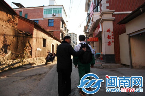 涂先生带着上高一的儿子，给社区里的困难户送温暖