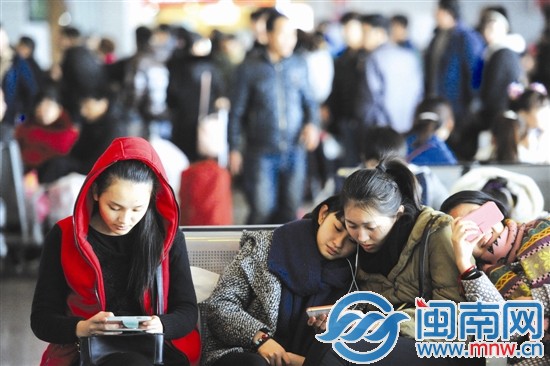 手机里的精彩化解回家路上的困乏