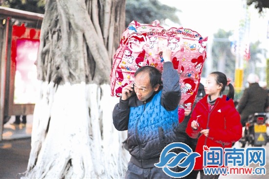 沉沉的行李扛在肩，温暖的通话却在耳边