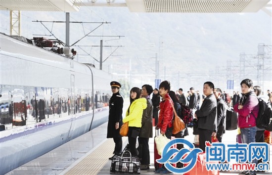动车缓缓来，离家的距离又近了一步