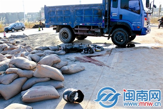 货车侧翻，车上水泥倾倒