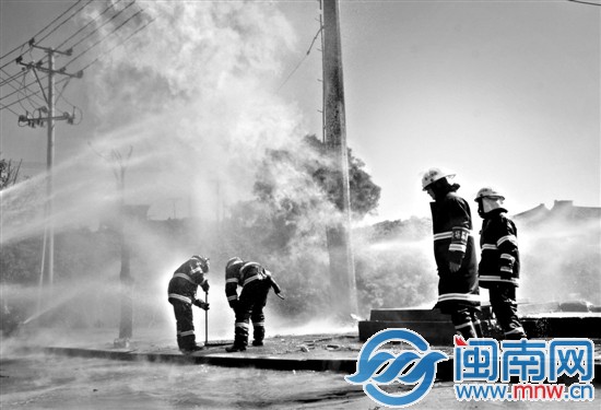 燃气泄漏燃烧的火焰冲起10米高