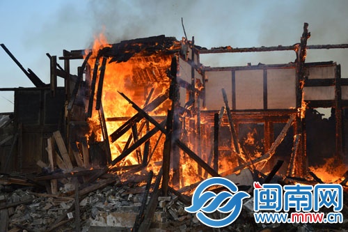 起火的民房已被烧坍塌