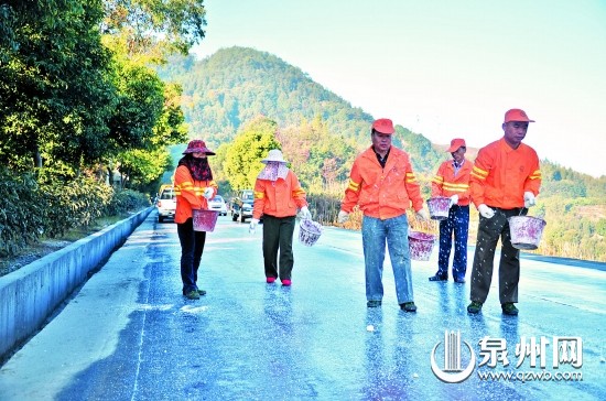 公路人员撒盐除冰