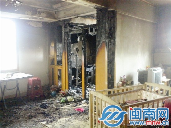 着火房内被烧得一塌糊涂