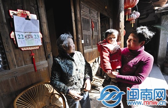 曾外孙女叫声“阿太”，李阿婆（左）心都酥了
