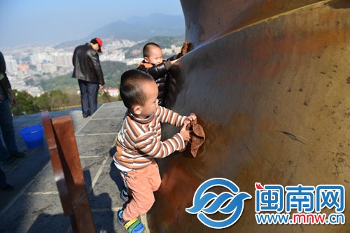 两个小朋友在认真地清洗马蹄