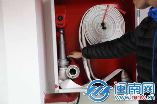 泉州市区泉秀街某商住楼里的消防器材摆放整齐，拧开 
