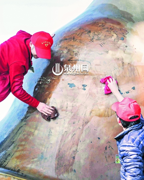 志愿者清洗伤痕累累的马腿