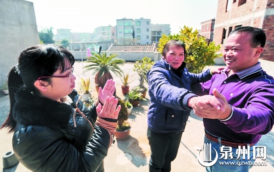 6年来，肖美辉一有空就陪妻子跳舞，促进她的病情好转