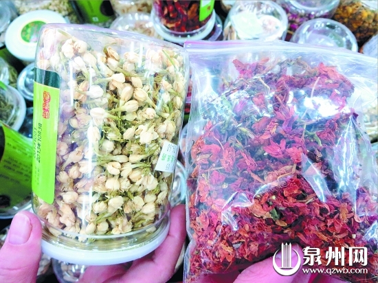 “神茶”（右）疑似掺杂了染色茉莉花和茶梗