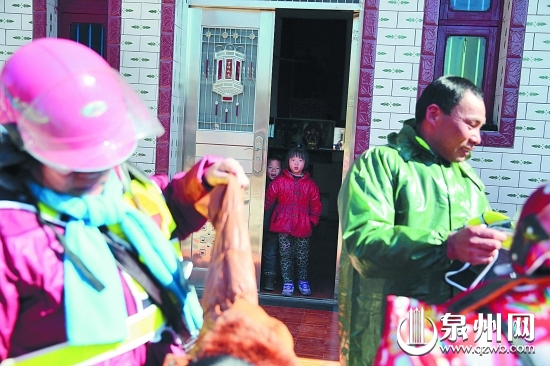 儿子和女儿站在门口，怯生生地望着一年不见的爸爸妈妈
