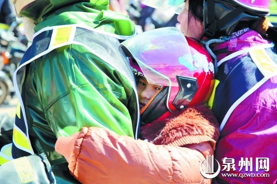 6岁的小阿根夹在父母中间，这是他第一次坐摩托车回 