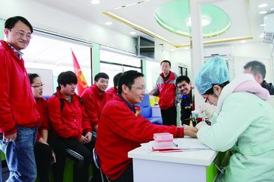 五一文化广场东侧的爱心献血房车正式启用，市民踊跃 