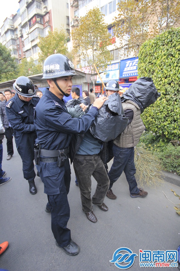 经过半个月的跟踪，民警终于找到机会将五人抓获