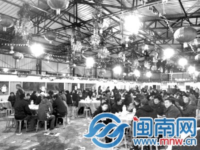 北京一村主任 为孙女满月摆酒80桌