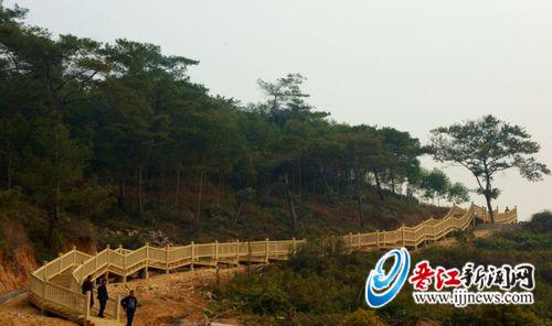 洋宅永光山上,200米木栈道修建完工。