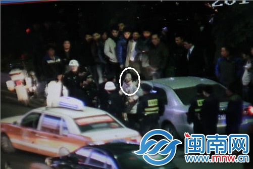 彭某（画圈处）和警务人员争吵