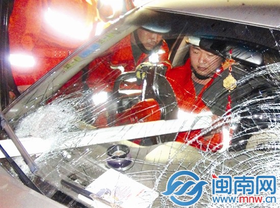 护栏钢管扎破小车挡风玻璃，消防战士在抢救