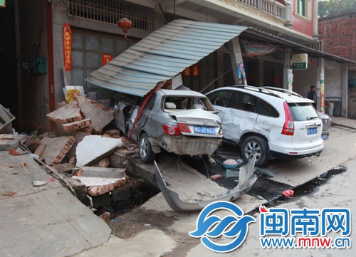 小车（左）撞墙后，殃及停在那的其余车