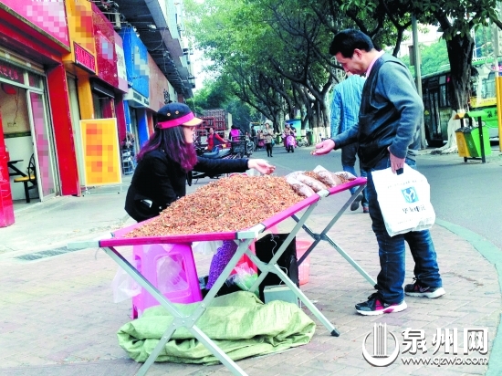 街头随处可见售卖“神茶”的小摊