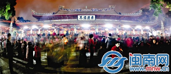 开元寺里满是前来勤佛的信众
