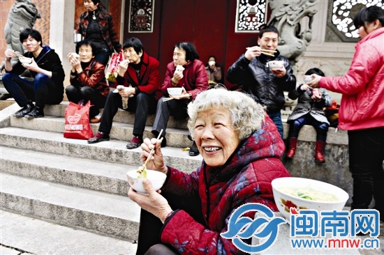 阿婆说，每年腊月廿六都要来吃碗斋面