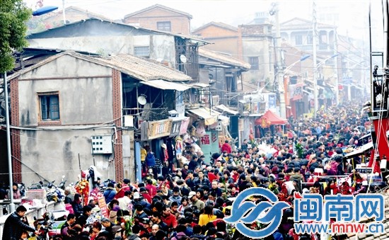 勤佛日的西街集市，好不热闹