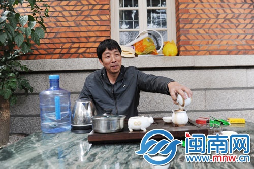 没事在老宅里泡茶，对尤建人来说是一件很享受的事