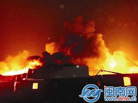 起火时，火光冲天，浓烟四起