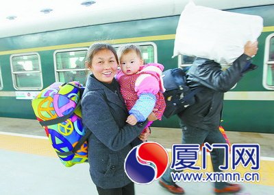 春运期间，旅客多选择乘坐火车出行