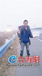 两大学生搭便车回河南