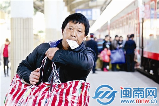 一位乘客用嘴叼着车票赶车